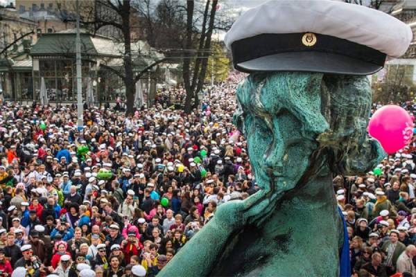 Почему в России отменяют первомайские демонстрации?